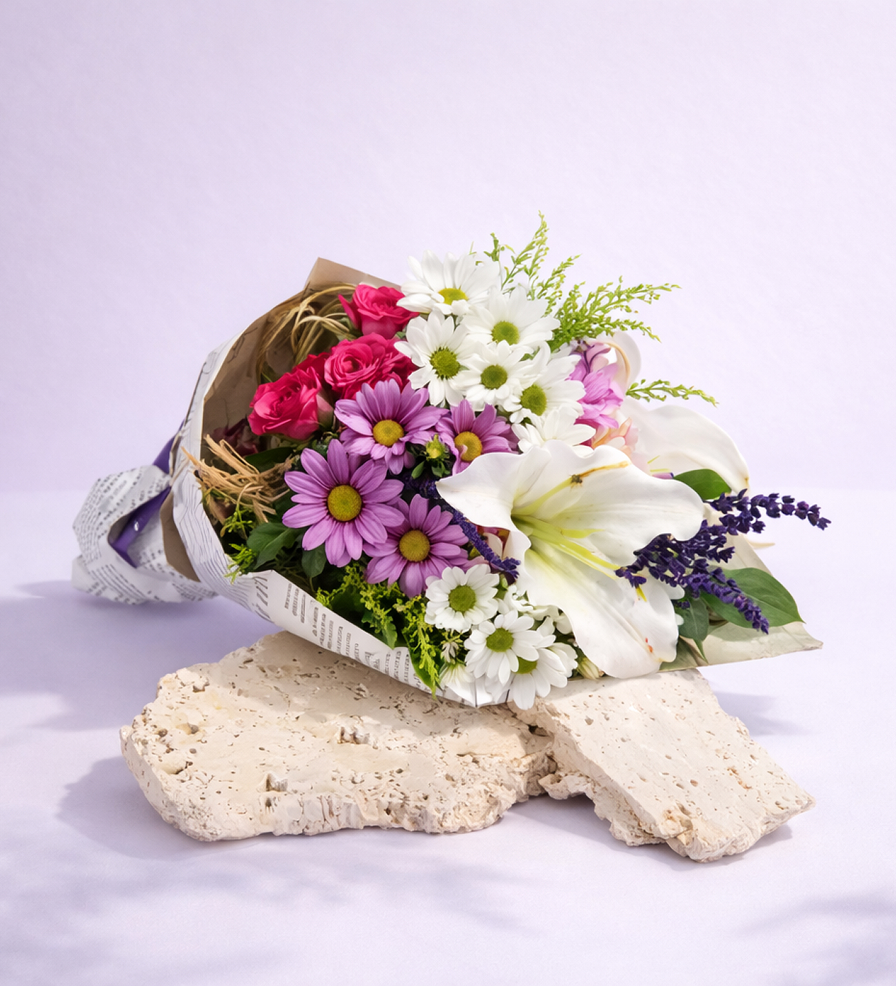 Gazete Bukette Beyaz Lilyum ve Pembe Papatyalar